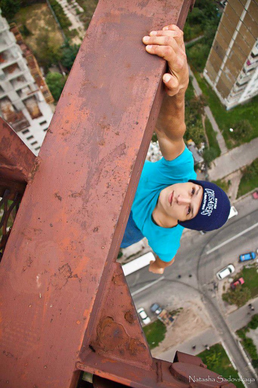 30 Death-Defying Photos That Will Make Your Heart Skip A Beat