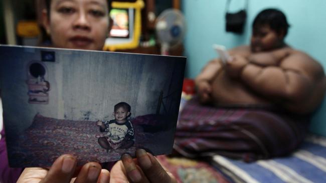 His mother shows a photo of Arya as a baby.