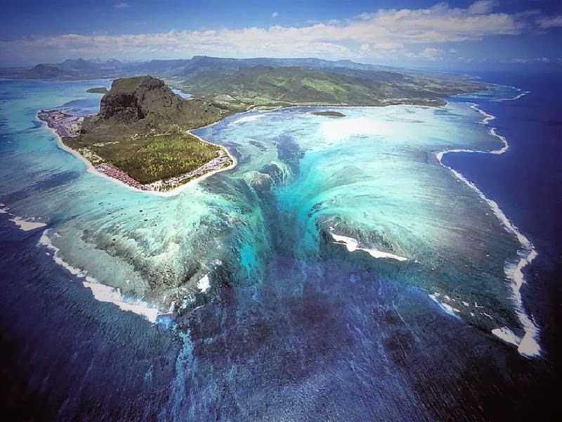 Absolutely Stunning Illusion of an Underwater Waterfall in Mauritius